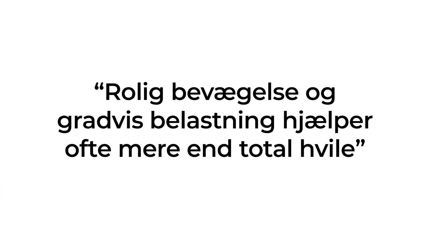 Fremhævet citat om, at rolig bevægelse og gradvis belastning ofte hjælper mere end total hvile.