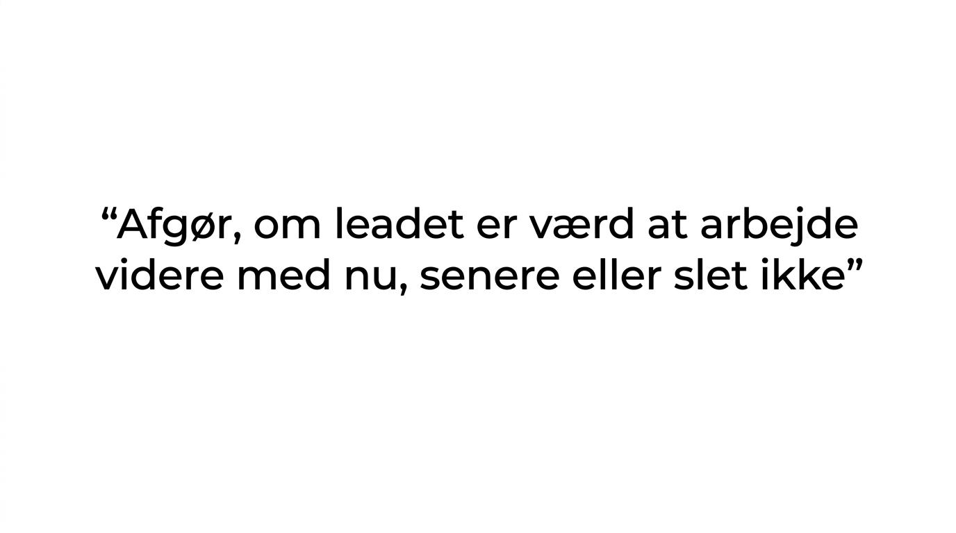 En fremhævet citatgrafik med budskabet om, at første cold call skal teste retning frem for at tvinge en endelig afgørelse.