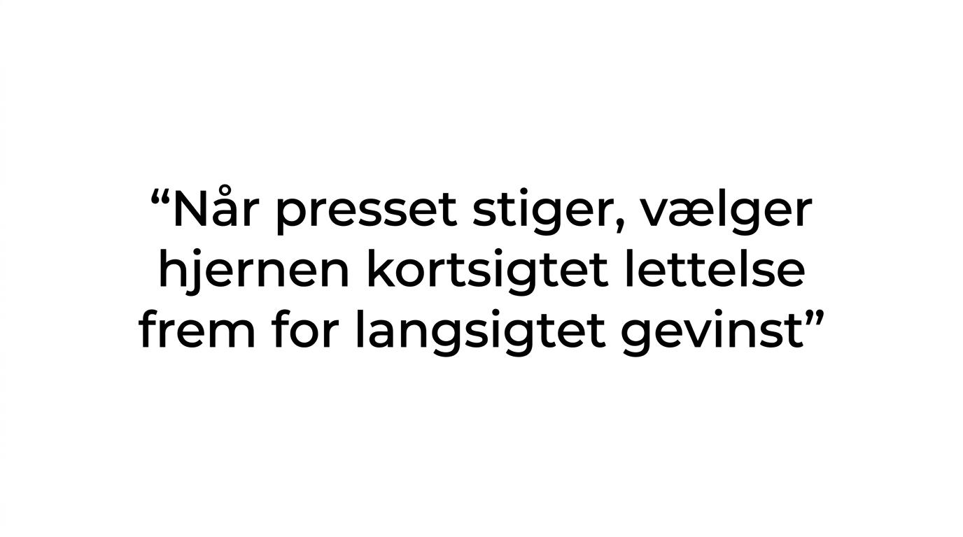 Et citatkort med budskabet om, at hjernen vælger kortsigtet lettelse frem for langsigtet gevinst under pres.